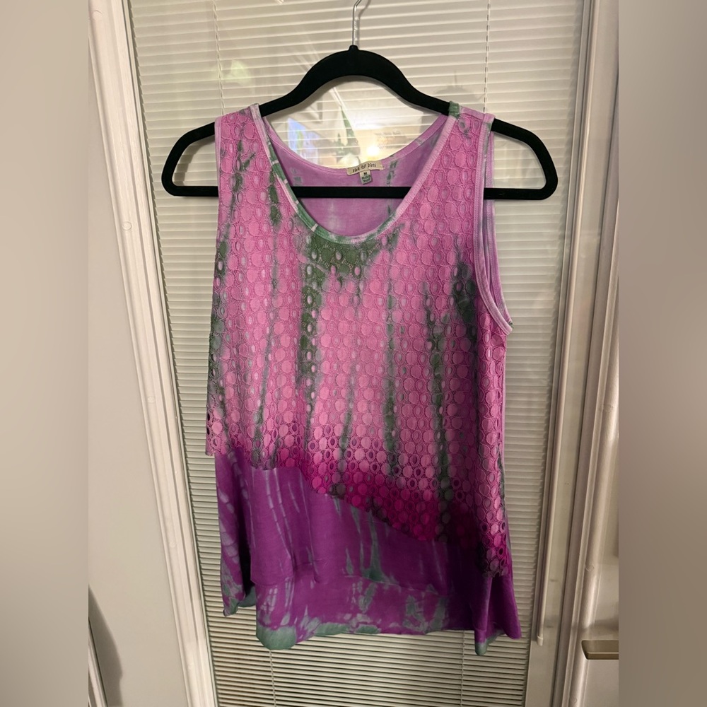 Vibrant Sleeveless Lace Tank Top - Picture 3 of 5